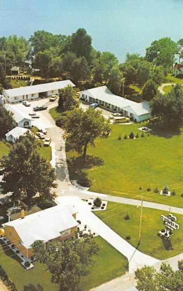 Smiths Briggs Lake Motel - Old Postcard